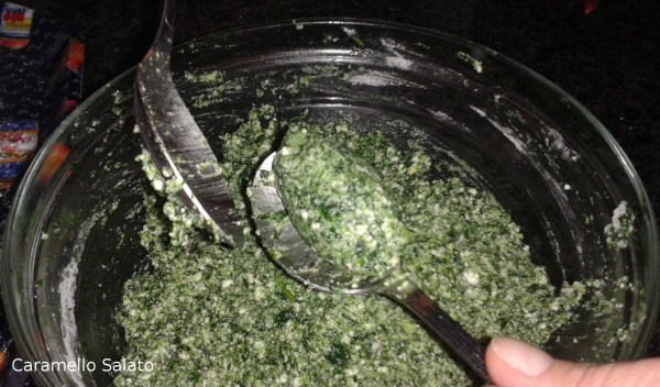 Infarinare una teglia, formare le quenelle facendo passare una cucchiaiata di composto tra due cucchiai