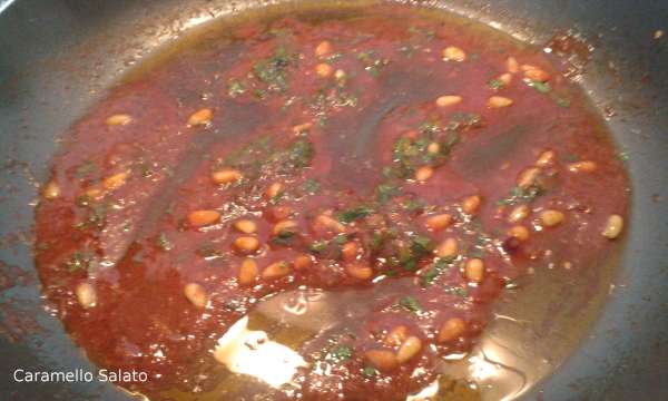 A fine cottura aggiungere al condimento 3 cucchiai di acqua di cottura della pasta