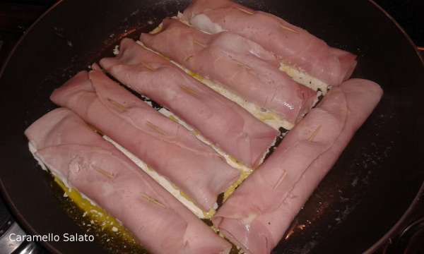 Mettere in una ampia padella il burro e la panna, disporre gli involtini e cuocere 2/3 minuti per lato
