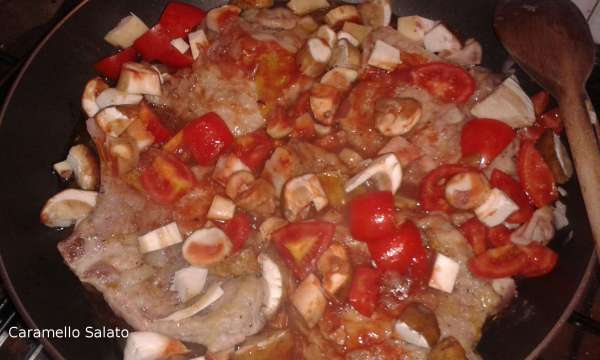 Aggiungete i pomodori ed i funghi tagliati a cubetti 