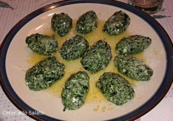 Cuocere in acqua salata, quando vengono a galla sollevare e disporre direttamente sul piatto, condire con burro e una spolverata di grana.