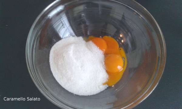 Montare i tuorli con lo zucchero e la vanillina