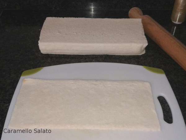 Appiattire le fette di pane per tramezzino con un mattarello