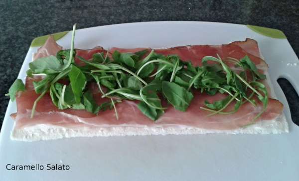 Farcire il primo rotolino con speck, Philadelphia e rucola