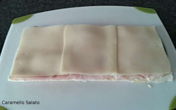 Farcire la seconda fetta con maionese, prosciutto cotto e le fette di formaggio Edamer