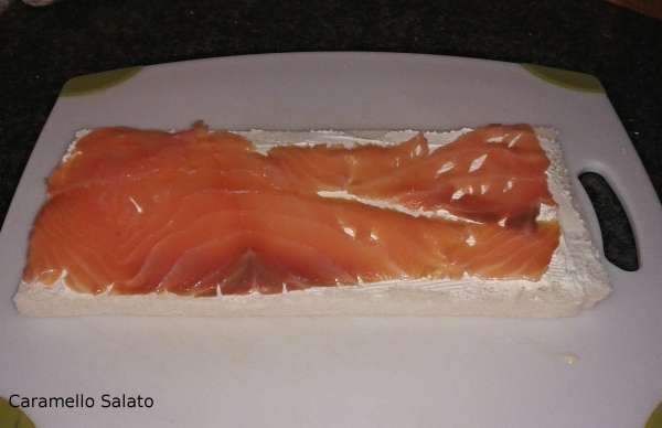 Farcire la terza fetta con robiola e salmone