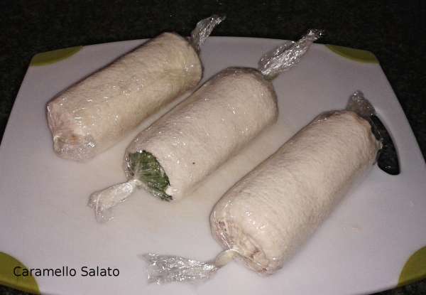 Arrotolare le fette dal lato corto, chiudere nella pellicola e riporre in frigo per almeno un'ora