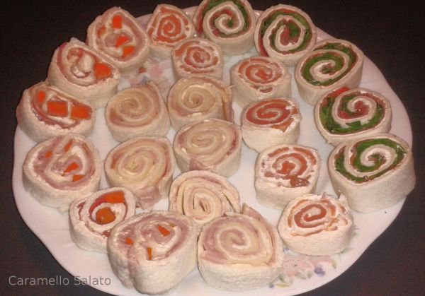 Tagliare in rotolini con spessore a piacere, disporre sul piatto di portata e servire