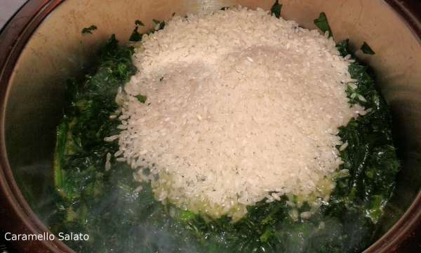 Aggiungete il riso, mescolate e lasciate insaporire 2 minuti