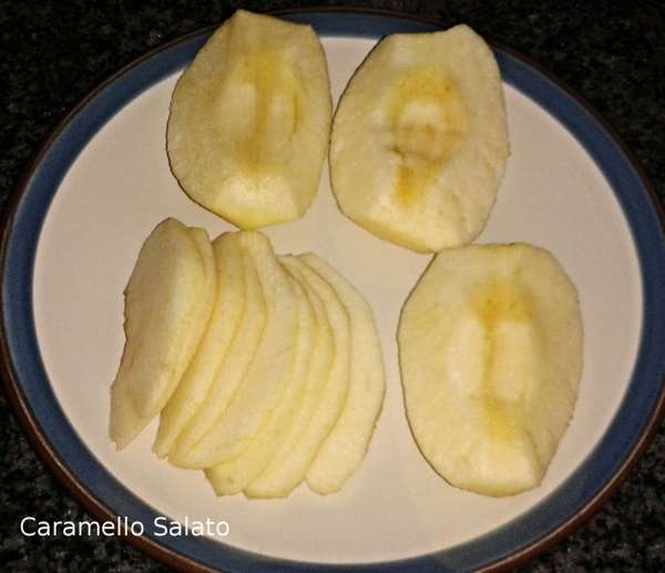 Pelare le mele, togliere il torsolo, tagliarle in 4 e ogni quarto in almeno 8 fette