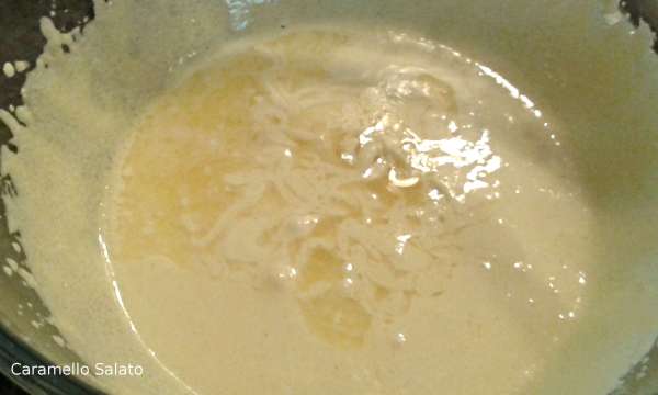 Unire al composto l'Amaretto di Saronno, incorporare bene