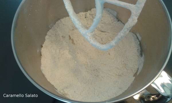 Inserire la l'utensile a foglia ed azionare la macchina