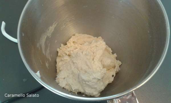 Una volta amalgamato l'impasto togliere la foglia e mettere il gancio.