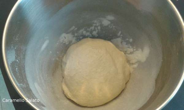 Infarinare il recipiente, dare una forma cilindrica all'impasto e lasciar lievitare in un luogo tiepido coperto da pellicola per 40 minuti fino al raddoppio