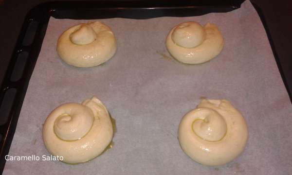 Spennellare delicatamente la superficie con l'olio