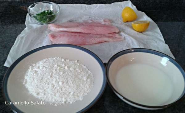 Passare il pesce persico prima nel latte e poi nella farina