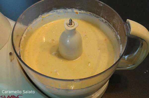 Frullare fino ad ottenere un composto cremoso (accertarvi che l'arancia sia frullata bene