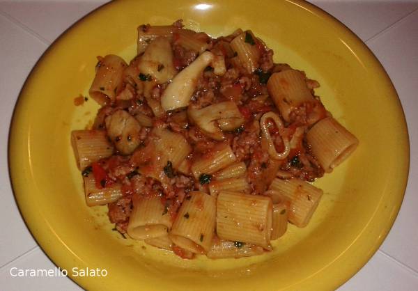 pasta-alla-boscaiola-con-salsiccia-e-funghi