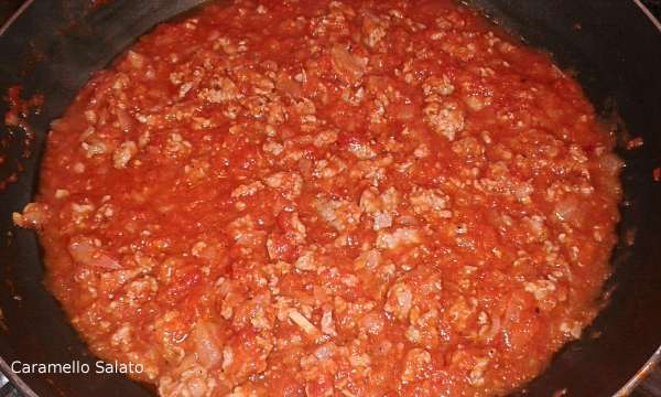 Aggiungere la passata di pomodoro e far insaporire 5 minuti