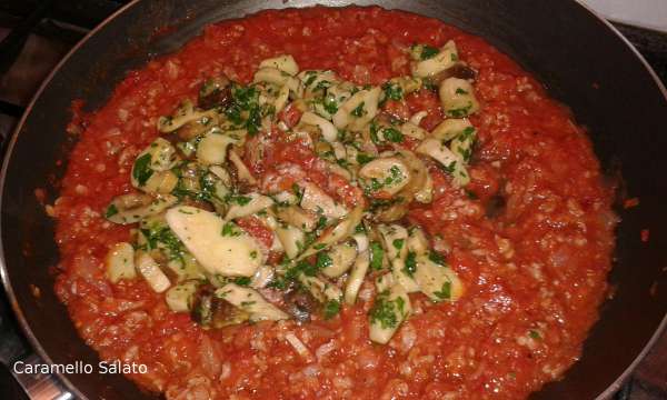 Aggiungere i funghi porcini trifolati