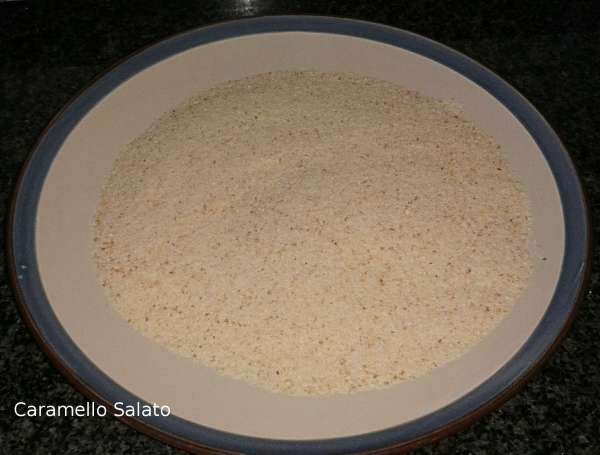 Passare le fettine di pollo farcite prima nell'uovo e poi nel pan grattato, due volte