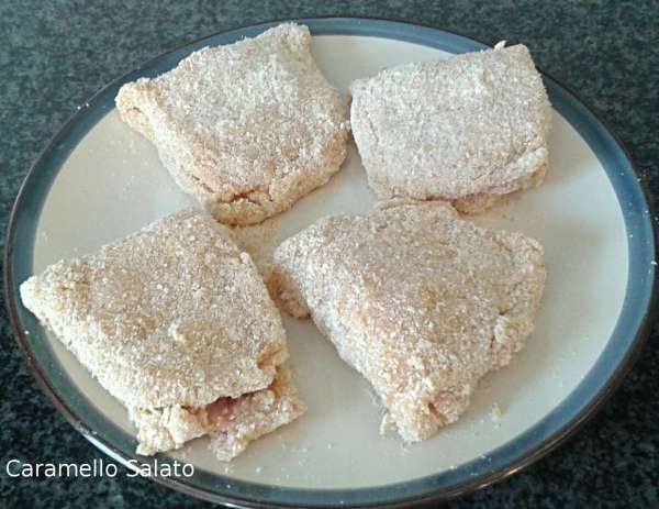 Far scaldare in un'ampia padella abbondante olio di semi