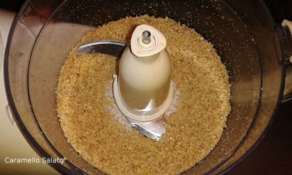 Azionare per qualche secondo fino a ridurre le noci in piccoli pezzi