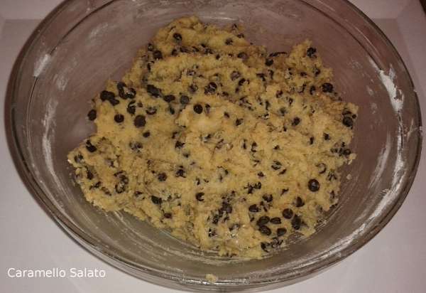 In ultimo aggiungere le gocce di cioccolato. Se il composto è troppo morbido mettere in frigo per 30 minuti
