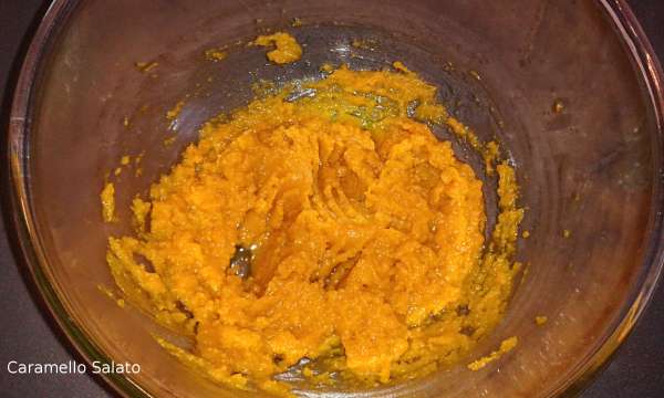 Schiacciare bene la zucca con una forchette