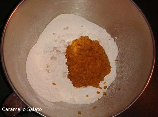 Aggiungere la zucca, inserire la foglia e azionare la planetaria