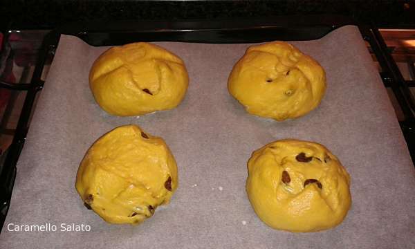 Lasciar lievitare nuovamente per circa 40 minuti fino a che l'impasto non ricomincia a lievitare