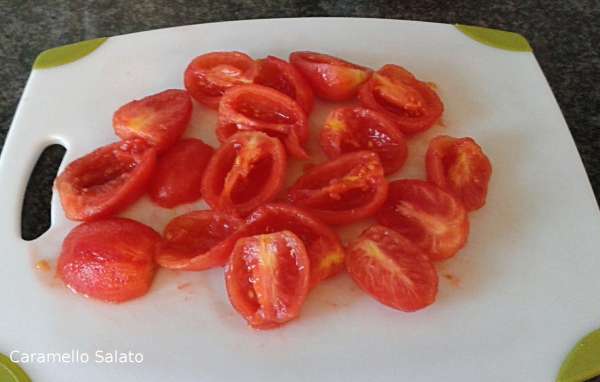 Privarli dei semi e tagliarli in piccoli pezzi Accendere il forno a 200° 