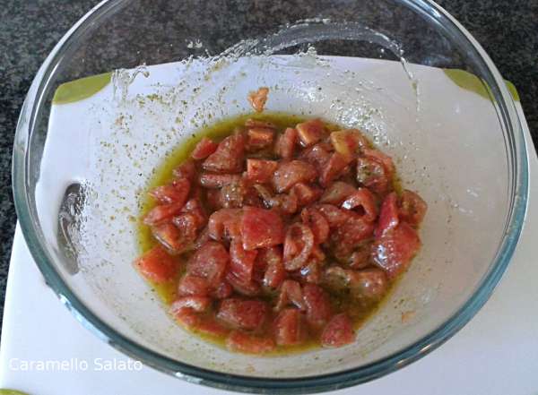 Mescolare tutti gli ingredienti e lasciar insaporire