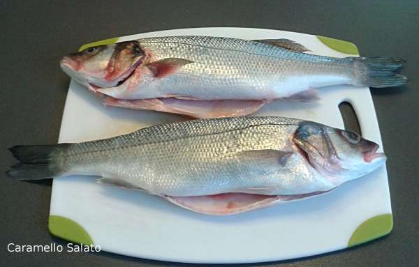 Pulire il branzino, togliere le interiora, (io me lo sono fatto curare dal negoziante) lavarlo ed asciugarlo