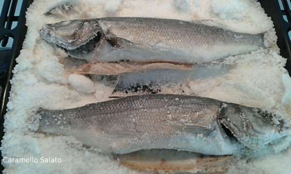 togliere il pesce dal forno, togliere la crosta del sale