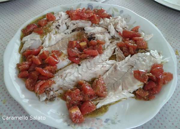 Estrarre i filetti e servire con la salsa al pesto e pomodorini