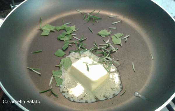 In un'ampia padella far sciogliere il burro assieme al rosmarino e alla salvia