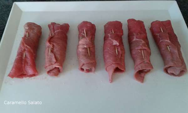 Chiudere con ogni involtino con uno stuzzicadente