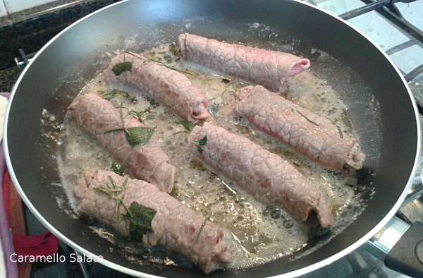 Aggiungere il vino e far cuocere una decina di minuti rigirandoli