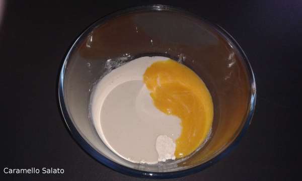 In una ciotola più capiente mettere la farina e mescolarla con la miscela di uovo, burro e zucchero ed il lievitino 