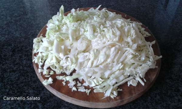 Tagliare anche il cavolo cappuccio finemente