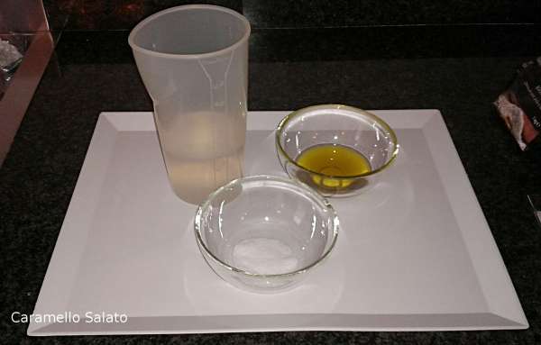 mescolare insieme l'acqua, il sale e l'olio