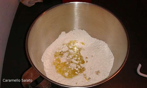 Unirli un po' alla volta alle farine ed iniziare ad impastare cercando di far assorbire man mano tutti i liquidi, versandoli un po' alla volta