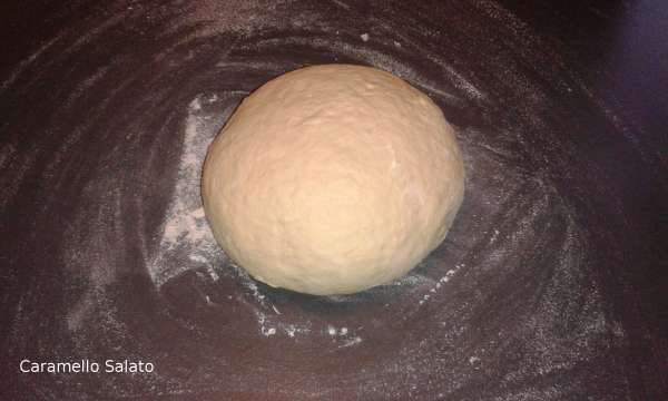 Impastare fino ad ottenere un panetto liscio, omogeneo e non appiccicoso