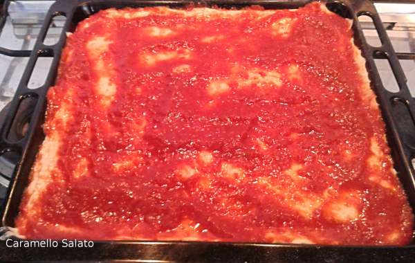 Aggiungete la passata di pomodoro e infornate per 10-15 minuti