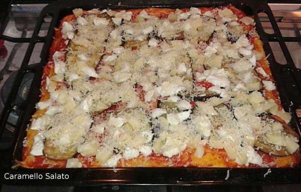 Estraete dal forno e aggiungete le melanzane grigliate, la mozzarella tagliata a cubetti ed il parmigiano