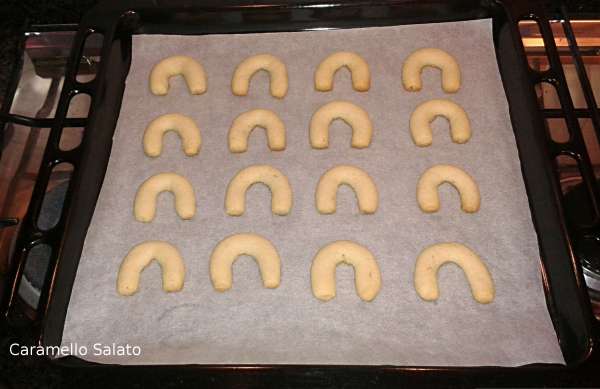 Far cuocere i Vanillakipferl per 9-10 minuti, controllandoli alla fine, devono solo iniziare a cambiare colore