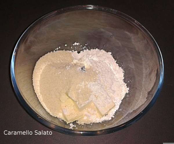 Portare il burro a temperatura ambiente. In una terrina mescolare tutti gli ingredienti