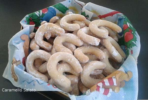 Disporre i Vanillakipferl in un contenitore di latta, si conserveranno bene anche il giorno dopo, di più non so dirvi perché non ci sono arrivati :)