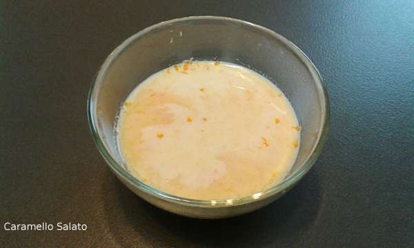 In una ciotola mescolare il latte, il succo d'arancia e la scorza